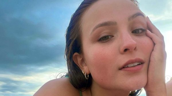 Larissa Manoela encantou seus milhões de seguidores ao compartilhar momentos de um banho de lago (Foto: Reprodução Instagram)