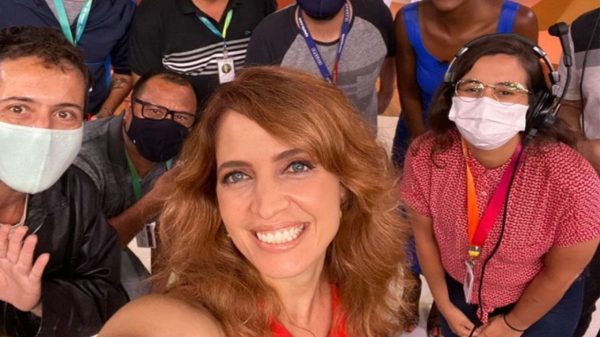 Poliana Abritta em selfie com parte da equipe do Fantástico (Foto: Reprodução Instagram)