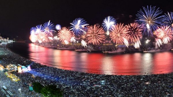 Queima de fogos nas praias do Rio de Janeiro são um dos maiores espetáculos do planeta (Divulgação/RioTur)