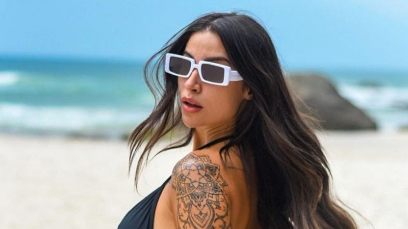 Ex-BBB Bianca Andrade (Boca Rosa) posa para clique e bumbum avantajado engole biquíni (Reprodução)