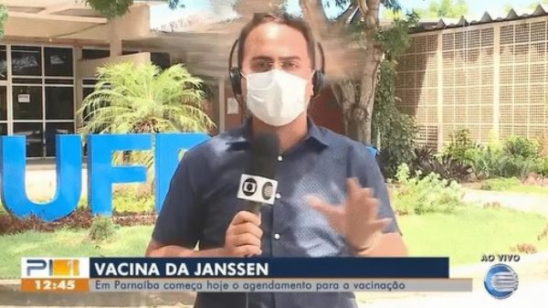 Gavião atacou o repórter Tiago Mendes durante reportagem ao vivo (Foto: Reprodução/TV Globo)