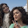 Camila Queiroz e Maisa estrelam "De Volta Aos 15", que estreia na Netflix (Foto: Divulgação)