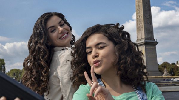 Camila Queiroz e Maisa estrelam "De Volta Aos 15", que estreia na Netflix (Foto: Divulgação)