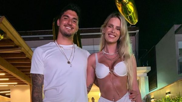 Gabriel Medina com Yasmin Brunet durante o réveillon (Foto: Reprodução Instagram)