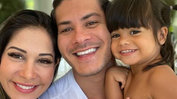 Maíra Cardi com o marido Arthur Aguiar e a filha Sophia (Foto: Reprodução Instagram)