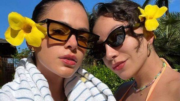 Na Bahia, as atrizes Bruna Marquezine e Priscilla Alcântara tomam sol e posam de biquíni para exibir as marquinha (Reprodução/Instagram)