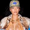 Rihanna esbanja estilo e beleza nas ruas e encanta seguidores