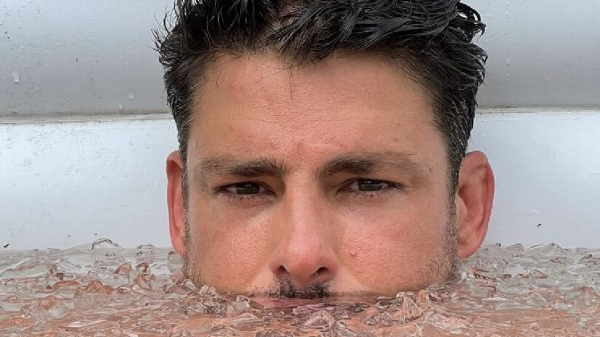 O galã Cauã Raymond publicou que passou domingo na banheira (Instagram)