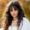 Seio da cantora Camila Cabello escapou durante programa da TV BBC (Divulgação)