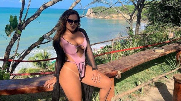 A digital influencer Geisy Arruda abaixa a alcinha e mostra mais do que deve (Reprodução/Instagram)