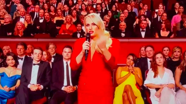 Rebel Wilson mandou dedo meio para Putin ao vivo durante transmissão do BAFTA (Arte/Reprodução)