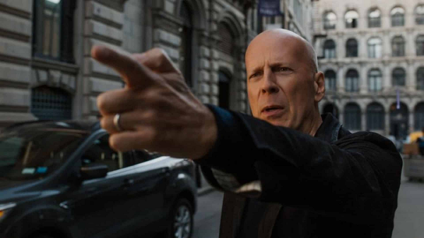 O ator Bruce Willis em cena da franquia de ação Duro de Matar (Reprodução)