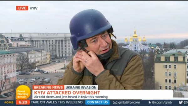 Enquanto estava ao vivo jornalista da ITV precisa se proteger de bombas (Reprodução/ITV)