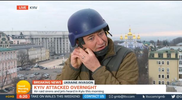 Enquanto estava ao vivo jornalista da ITV precisa se proteger de bombas (Reprodução/ITV)