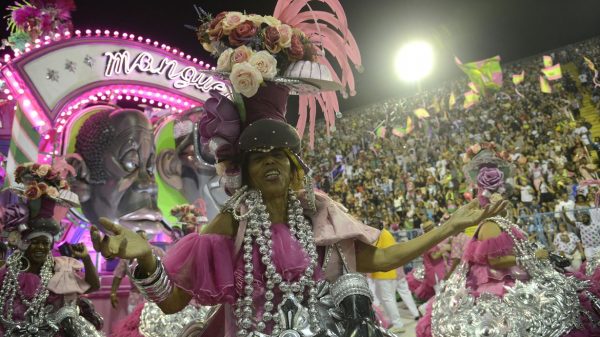 Abertura do 1o dia de carnaval carioca começou pontualmente às 22h (EBC)