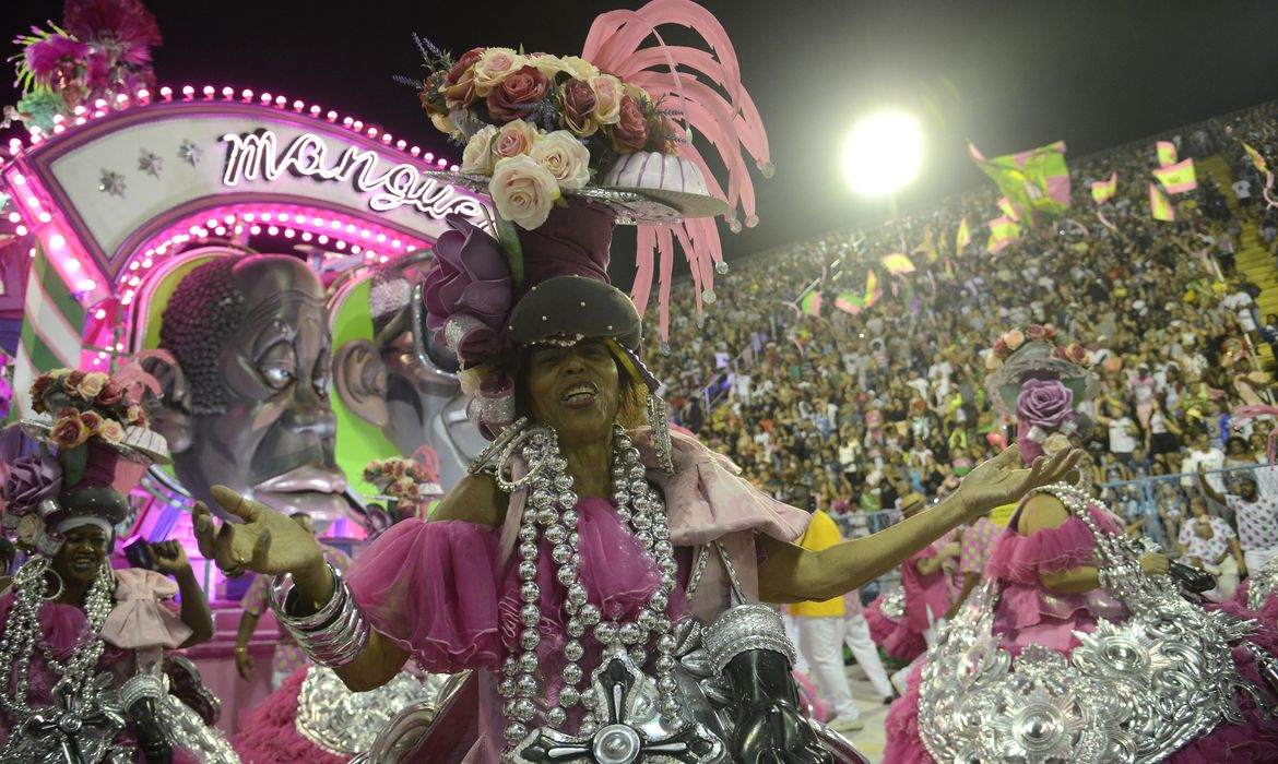 Abertura do 1o dia de carnaval carioca começou pontualmente às 22h (EBC)
