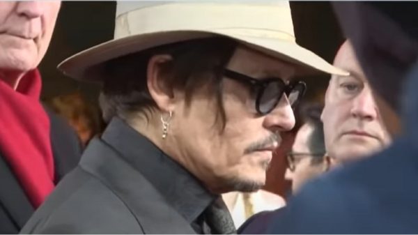 Johnny Depp revelou que ele nunca assistiu aos filmes da franquia “Piratas do Caribe” (Reprodução)