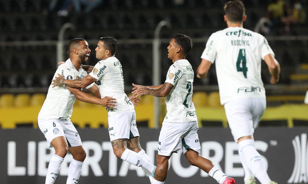 Palmeiras vence fácil por 4 a 0 na estreia