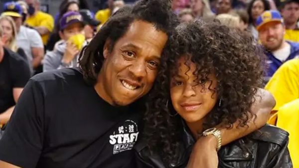Blue Ivy recebe abraço do pai, Jay-Z, em jogo da NBA (Reprodução/Twitter)