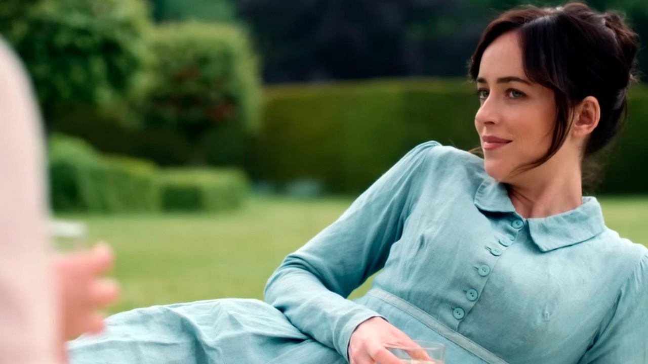 Dakota Johnson em cena de "Persuasão", novo filme com estreia na Netflix (Divulgação)