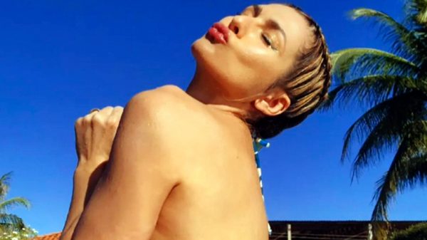 Livia Andrade deixa seguidores babando com sequência de fotos na piscina (Instagram)