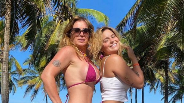 Viviane Felício posa com a filha famosa, Viih Tube (Instagram)
