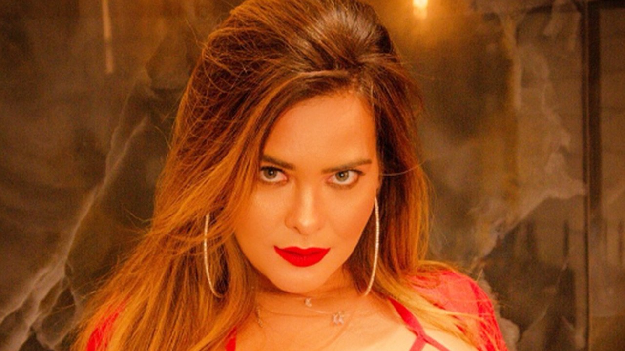 Fio-dental e canga transparente: Geisy Arruda mostra a marquinha no ...