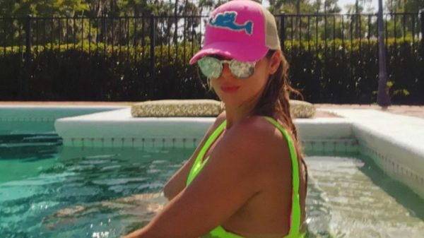 Lívia Andrade provoca suspiros em dia de piscina com maiô neon (Instagram)