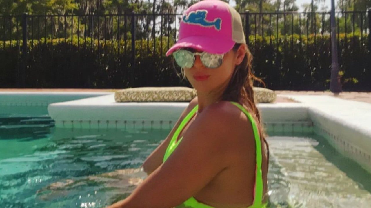 Lívia Andrade provoca suspiros em dia de piscina com maiô neon (Instagram)