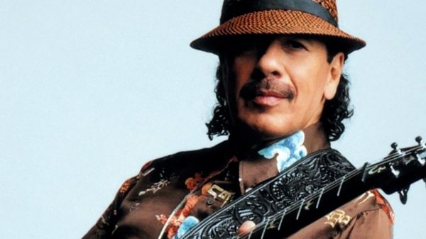 Carlos Santana desmaia no palco em show e preocupa fãs (Divulgação)