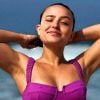 Larissa Manoela encanta em registro de biquíni na praia (Instagram)