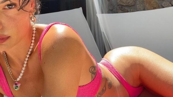 Isis Valverde esbanja beleza e boa forma com biquíni rosa (Instagram)
