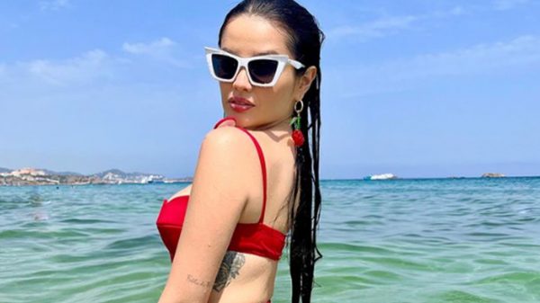 Juliette esbanja beleza direito de Ibiza, a bordo de um biquíni vermelho(Instagram)