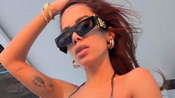 Gabi Martins esbanja beleza em selfie com direito a marquinha de bronzeado (Reprodução)