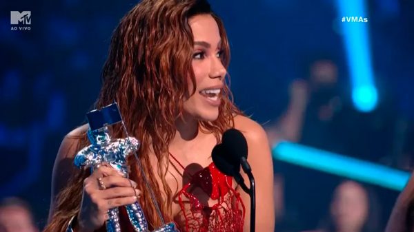 Anitta se emociona no discurso de agradecimento após ganhar VMA por "Best Latin" (Reprodução/MTV)