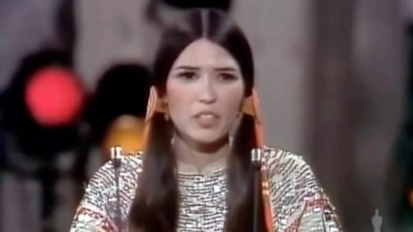 Sacheen Littlefeather subiu ao palco do Oscar em 1973 para discursar em defesa dos povos nativos americanos(Instagram)
