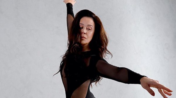 Claudia Raia, 55, impressiona internautas com seu corpo em pose de bailarina (Instagram)