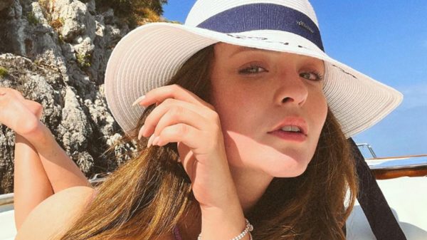 Larissa Manoela bota bumbum pra jogo em passeio de barco e encanta seguidores (Instagram)