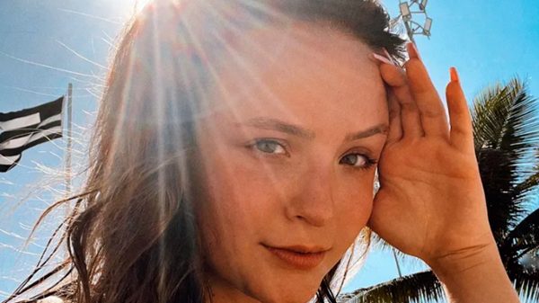 Larissa Manoela compartilha registro com roupa de praia e encanta fãs (Instagram)