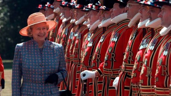 Rainha Elizabeth passa em guarda, em um dos vários eventos oficiais de sua agenda