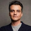 Wagner Moura estará no elenco de Sr e Sra Smith, série baseada no blockbuster com Brad Pitt e Angeline Jolie (Divulgação)