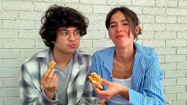 Bruna Marquezine e Xolo Maridueña provam comidas típicas e se divertem (Instagram)