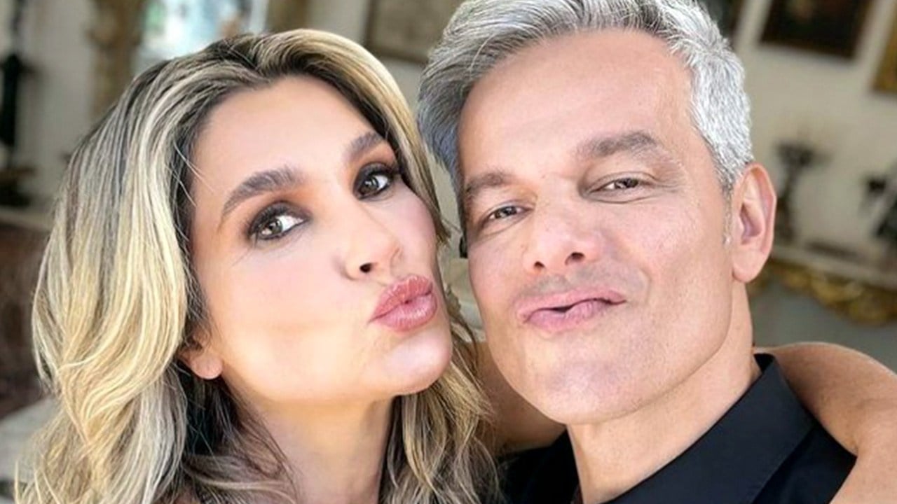 Otaviano Costa baba com a esposa Flávia Alessandra usando biquíni (Instagram)