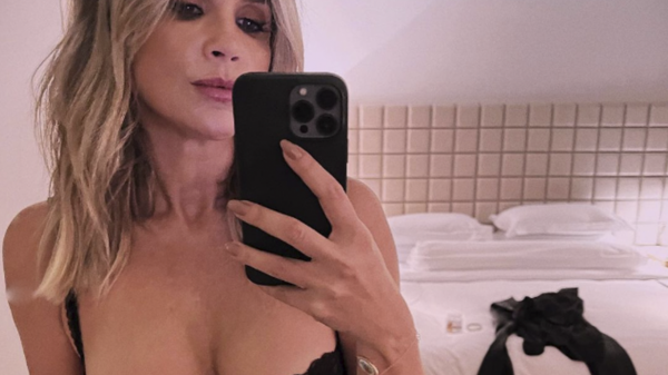 Flávia Alessandra arrasa em fotos usando lingerie preta (Instagram)