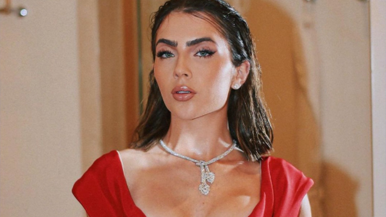 Jade Picon arrancou elogios e esbanjou beleza com vestido vermelho e colar de brilhante (Instagram)