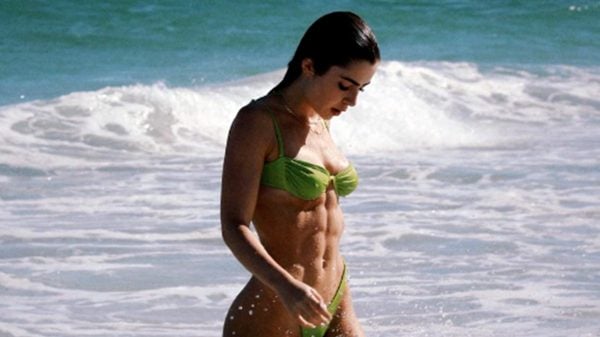 Jade Picon impressiona com barriga trincada em dia de praia (Instagram)