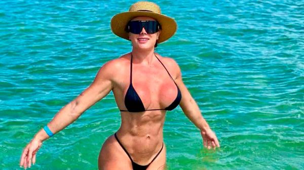 Juju Salimeni responde garante que seu exuberante bumbum é "original de fábrica" (Instagram)