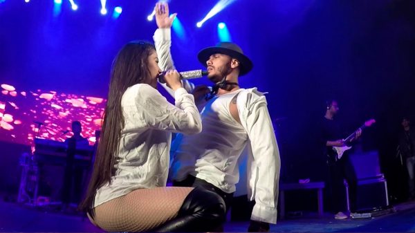 Juliana Bonde adora fazer performances ousadas no palco dos show do Bonde do Forró (Reprodução)