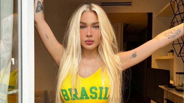Karoline Lima levantou a torcida brasileira com maiô da seleção (Instagram)