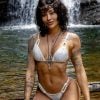 Aline Campos arrasa com corpo escultural com registro em cachoeira (Instagram)